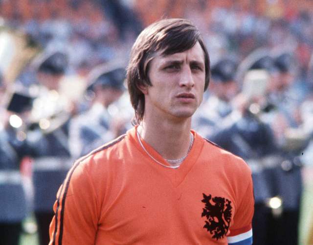 Играл в сборной Нидерландов, был тренером "Барселоны", "Аякса" и команды своей родной страны. Также его называли "звездой курения".