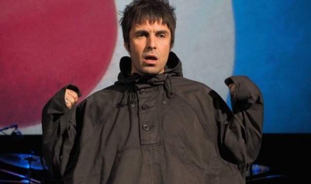 Лиам Галлахер. Вокалист группы Oasis в 2010 году встречался с сотрудницей The New York Times, журналисткой Лизой Горбани. Это при том, что тогда певец был женат на экс-участнице All Saints Николь Эпплтон, с которой они растили сына.