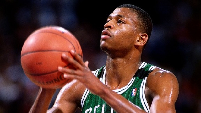 Реджи Льюис (баскетболист, 28 лет). В возрасте 22 лет стал играть в НБАза "Бостон Селтикс" и показывал неплохие результаты.