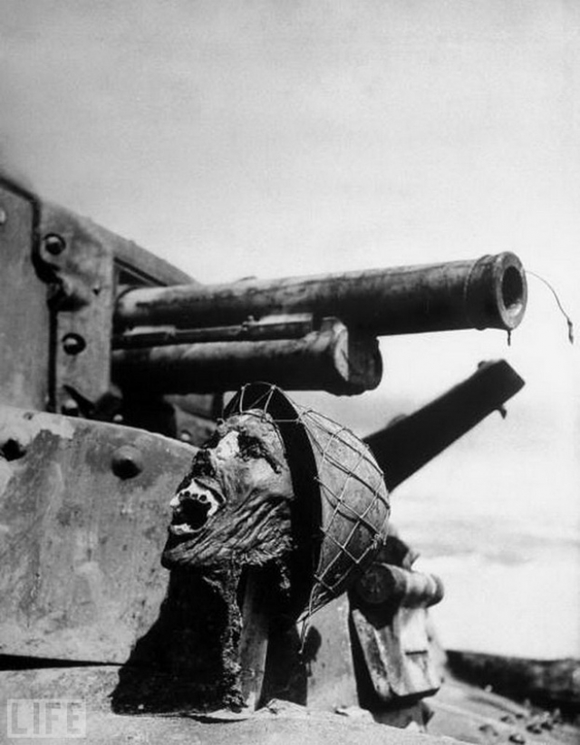 Лицо смерти (Face of Death, Ralph Morse, 1943). Голова японского солдата на американском танке.