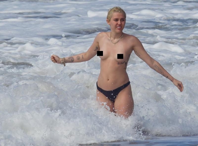 Майли Сайрус любит оголяться везде и всюду, пляж не исключение.