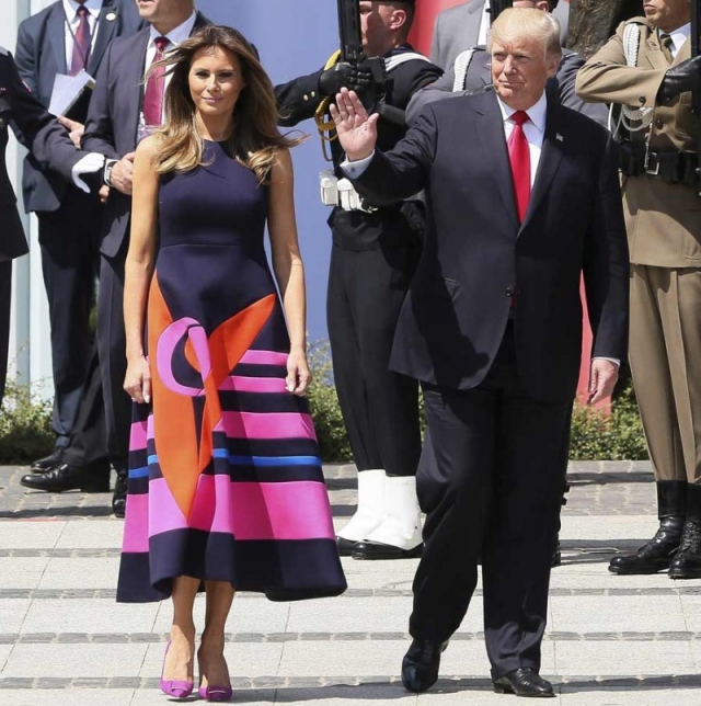 Меланья Трамп взбудоражила общественность пестрым платьем, в котором она показалась во время официального визита в Польшу. Мало того, что расцветка платья плохо подходила для официального визита, так еще и нижнее белье первая леди оставила дома.