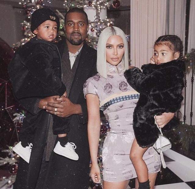 Ким Кардашьян поделилась с подписчиками новогодним фото с супругом Канье Уэстом и детьми.