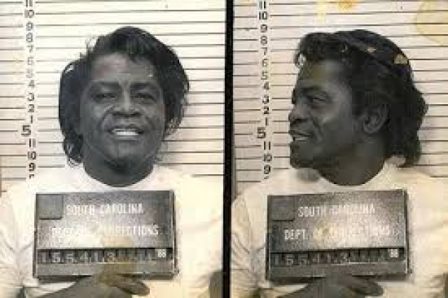 Джеймс Браун. В 1988 году исполнителю присудили шесть лет тюрьмы по обвинению в нападении с попыткой убийства.