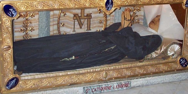 Когда же в 1993 году ее тело было эксгумировано для канонизации, оказалось, что мощи находятся в идеальном состоянии. Сейчас тело Святой Екатерины Лабуре хранится в Париже.