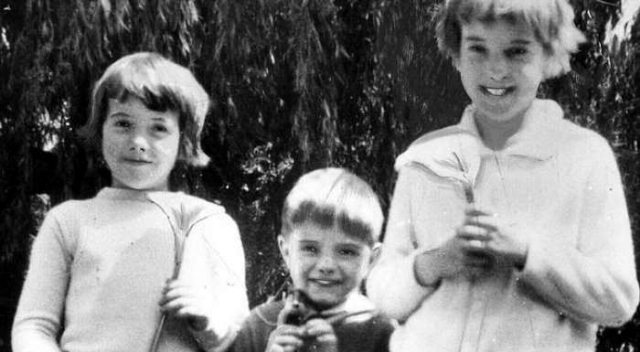 Исчезновение детей Бомонт. 26 января 1966 года, в День Австралии, в пригороде Аделаиды трое детей словно испарились: девятилетняя Джейн Бомонт, ее семилетняя сестра Арнна и четырехлетний брат Грант.