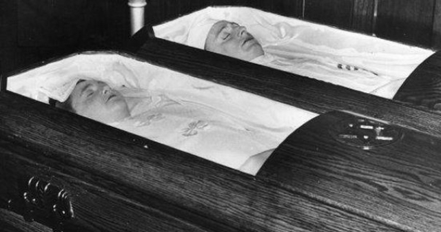 В ночь на 19 июня 1953 года, после двух лет мучительного ожидания казни, Джулиус и Этель Розенберги поочередно скончались на одном и том же электрическом стуле.