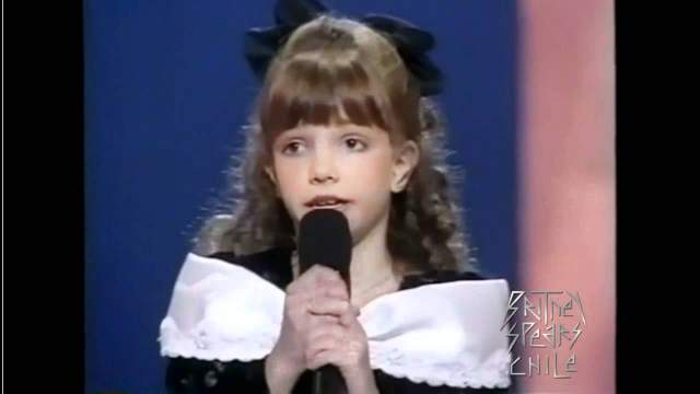 Бритни Спирс. В 1992 году 10-летняя певица заняла призовое место в конкурсе "Star Search" ("В поисках звезды") с песней "Love can build a bridge". Композиция невероятно понравилась жюри, однако победу все же отдали другому конкурсанту. 
