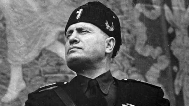 Бенито Муссолини (1883-1945). Итальянский фашистский диктатор был отстранен от власти в июле 1943-го года: его арестовали и заключили под стражу в отеле "Кампо Императоре" в центральной Италии, где он пробыл до сентября.