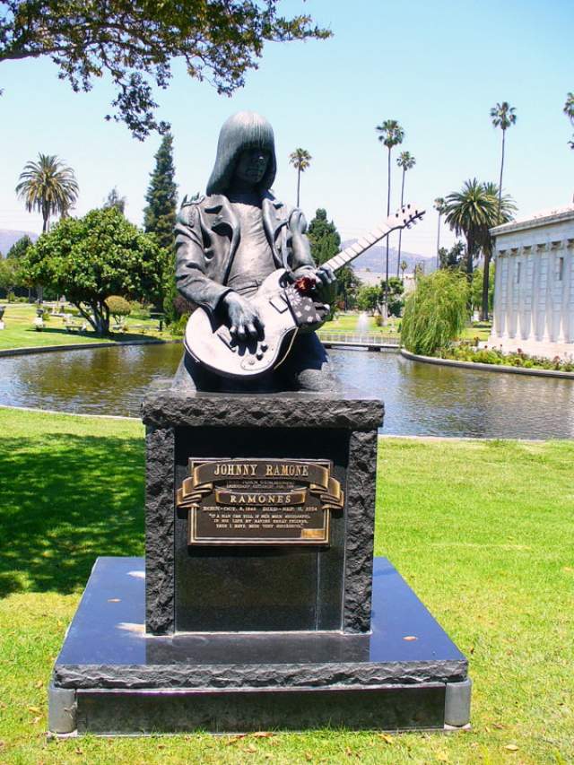 Джонни Рамон. Участник группы The Ramones изображен на могильном изваянии дающим концерт.