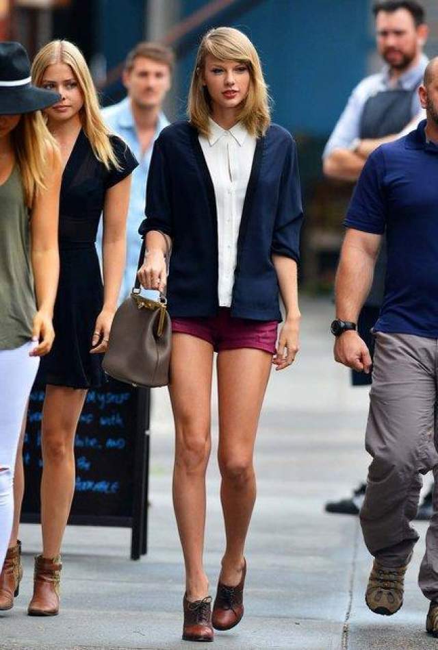 Тейлор Свифт в кардинале темно-синего цвета и в пурпурных коротких шортах, Нью-Йорк, 19 июня 2014 года. 
