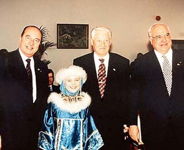 В марте 1998 года впервые со времен II Мировой войны прошла встреча главы сразу трех стран: Франции, Германии и России, где единственным номером культурной программы Протоколом предусматривался небольшой сольный концерт Пелагеи.