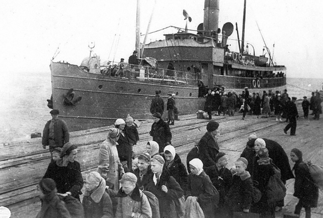 Ленинградцы во время эвакуации садятся на пароход. 1942 год.