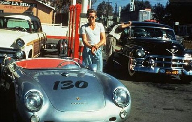 Последнее фото Джеймса Дина с новым Porsche Spyder, в котором он попадет в смертельную автокатастрофу.
