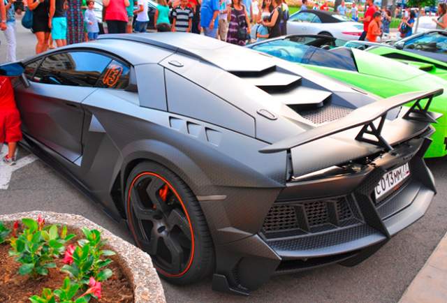 Ну а летом 2014-го музыкант начал кататься на дорогом итальянском суперкаре Lamborghini Aventador Mansory Carbonado GT Black Star, на котором он частенько устраивает гонки. Стоит такое "счастье" около $2 млн.