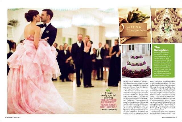 Невеста выбрала нежно-розовое платье от Giambattista Valli, а жених - смокинг Tom Ford. На чем действительно удалось сэкономить, так это на музыкальном сопровождении, поскольку Джастин большую часть времени пел сам.