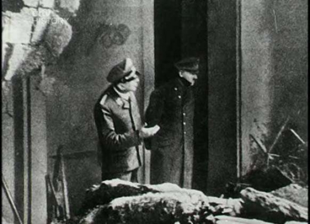 Адольфа Гитлера , осматривающего ущерб от попадания снаряда сфотографировали за два дня до самоубийства.