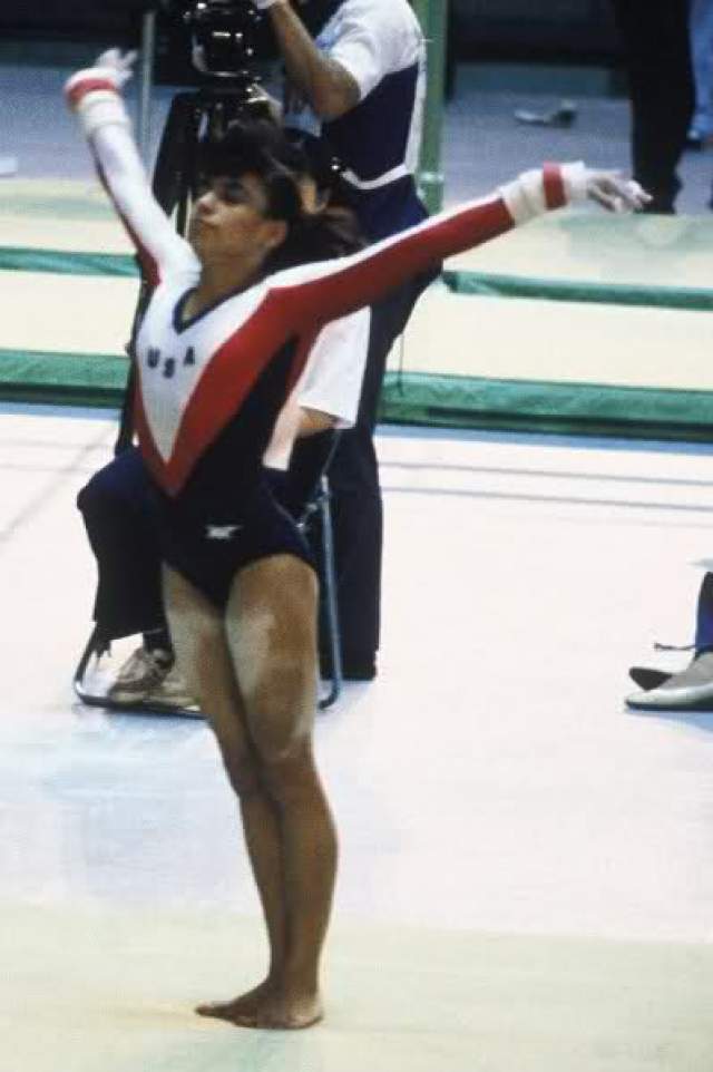 Джулисса Гомес. Американка выполняла вольные упражнения на соревнованиях в Японии в 1988 году и врезалась головой в опорного коня. Ее полностью парализовало, а основные функции поддерживал аппарат жизнеобеспечения.    