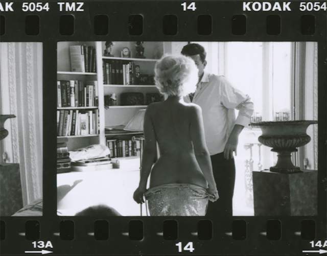 Мэрилин Монро разделась перед Джоном Кеннеди. На самом деле это постановочное фото с двойниками. В реальности никаких интимных фото Монро и Кеннеди не существовало.