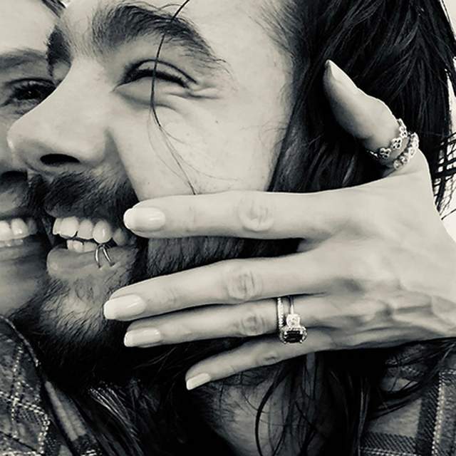 На своей странице в Instagram Хайди Клум опубликовала фото, на котором можно увидеть помолвочное кольцо, и подписала снимок: "Я сказала «да»!" Том и Хайди в то время находились в Диснейленде, скорее всего, предложение певец сделал именно там. 
