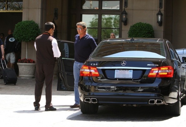Сильвестр Сталлоне. Актер ездит на автомобиле Mercedes-Benz E63 AMG.