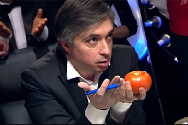 Игрокам вынесли два салата - фруктовый и овощной - и помидор. Их попросили объяснить, как на примере этих блюд британский журналист Майлс Кингтон объяснил разницу между знанием и мудростью.