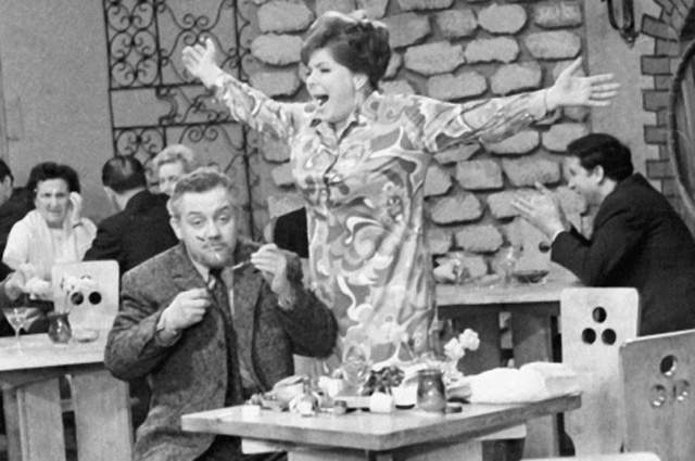 Телепрограмма "жила" с 1966 по 1981 год и завоевала для своих лет небывалую популярность, а ее актеров даже называли по имени персонажей "Кабачка", забывая их собственные. 