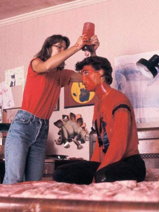 Джонни Деппу наносят шуточную кровь на сьемках фильма "Кошмар на улице Вязов", 1983 год 