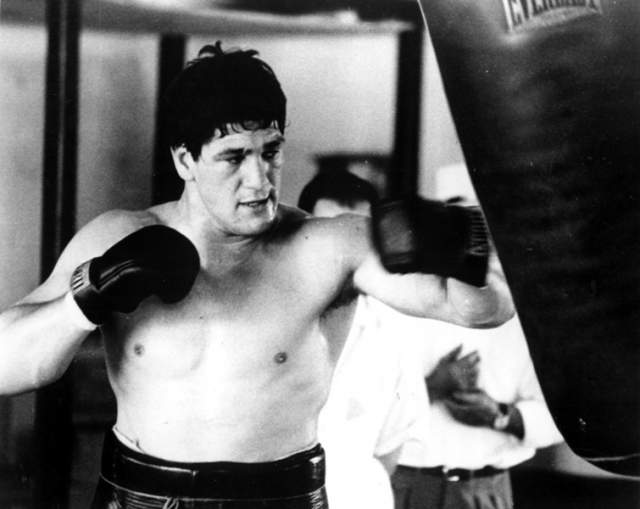 Оскар Наталио Бонавена Один из персонажей славной "Золотой эры" бокса, храбрый и харизматичный 33-летний аргентинец Оскар Наталио Бонавена по кличке Ринго, известный по поединкам с великим Мохаммедом Али и Джо Фрайзером, был застрелен 22 мая 1976 года из винтовки наповал одним из телохранителей своего же собственного промоутера. 