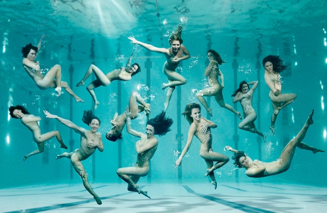 Сборная Великобритании по водным видам спорта. Сразу 12 девушек согласились на смелую фотосессию для известного фотографа Энди Хупера ради поддержки Олимпиады в Лондоне-2012.