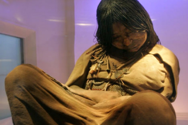Девочка Ла Донселла. Удивительно хорошо сохранившееся тело 15-летней девушки из племени инков, вероятно, принесенной в жертву более 500 лет назад, было найдено в Южной Америке.
