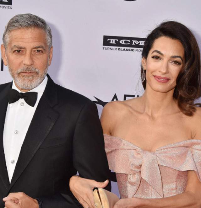 Джордж Клуни, 57 лет. Секс-символ двух десятилетий как минимум последние годы очень счастлив со своей женой Амаль - прямо помолодел (или будто не стареет).