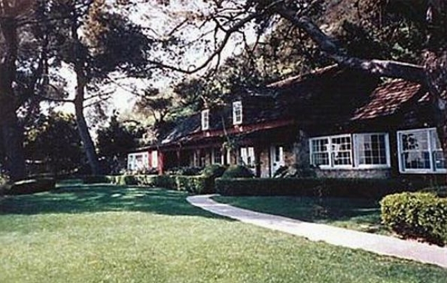 15 февраля 1969 года они с Полански переехали в дом на 10050 Сьело Драйв в Бенедикт-Кэньон, где ранее жили их друзья, Терри Мелчер и Кэндис Берген. Шэрон говорила, что это ее "дом любви".