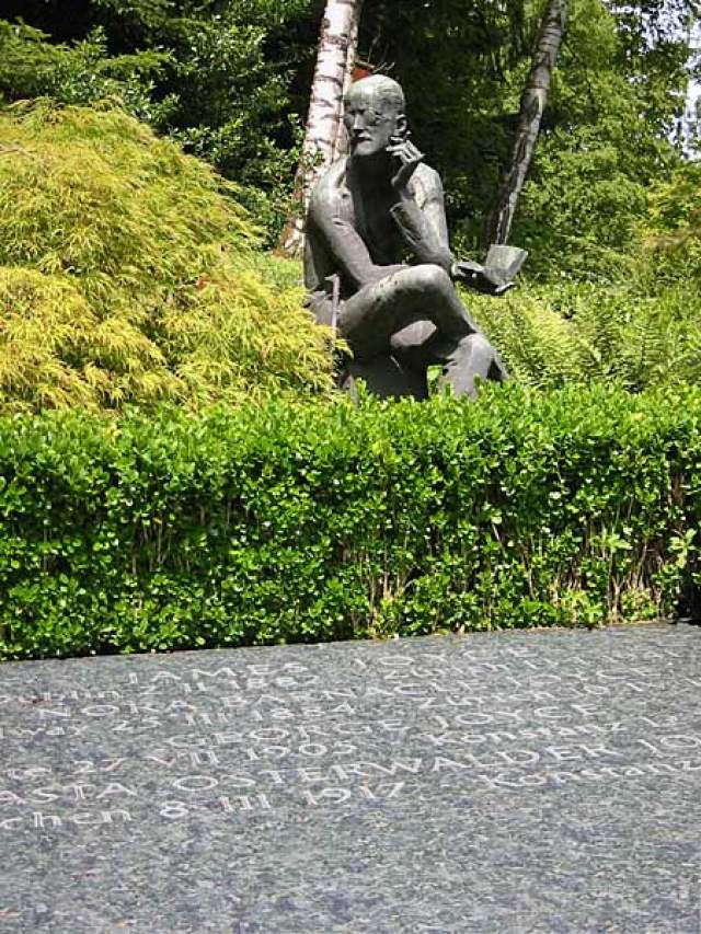 Тело ирландского писателя Джеймса Джойса похоронено в могиле рядом с его женой и сыном, за которой наблюдает его же статуя.