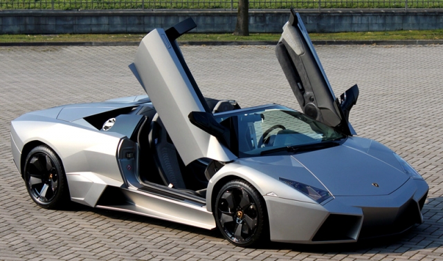 Lamborghini Reventón Roadster -  $1 700 000. Машина оснащена 12-тицилиндровым мотором, развивающим мощность в 650 л.с., дающим возможность развить скорость в 340 км/ч.