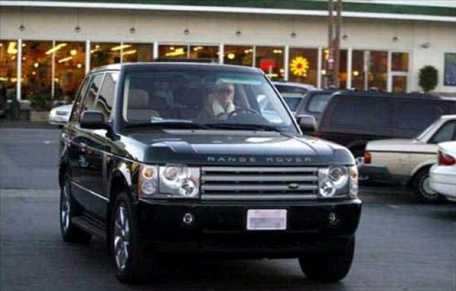 Шарлиз Терон. Актриса ездит в обыкновенном Range Rover.