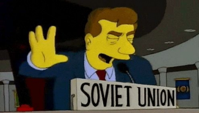 "Мы пошутили". В эпизоде "Симпсон на флоте" Гомер угоняет подводную лодку и попадает на ней в территориальные воды России.