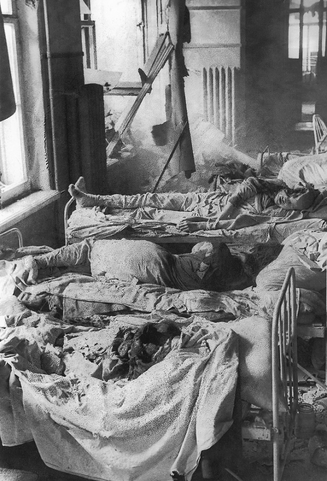 Пациенты ленинградской больницы, погибшие в результате бомбежки.