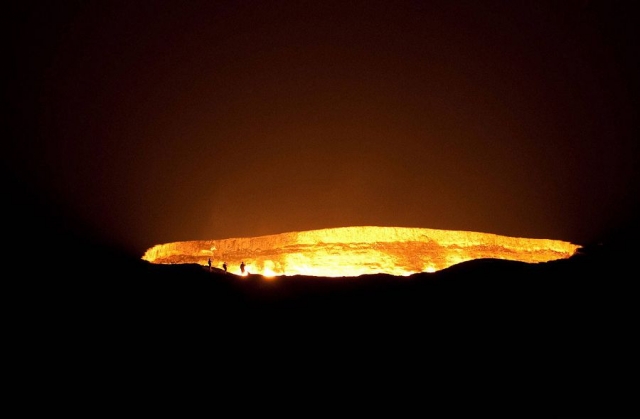 Врата ада, Туркменистан. Начиная с 1971 года по сей день возле деревни Дарваза пылает кратер длиной 60 метров и глубиной приблизительно 20 метров.