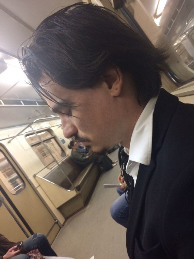 Кто-то решил, что встретил Джонни Деппа в московском метро.