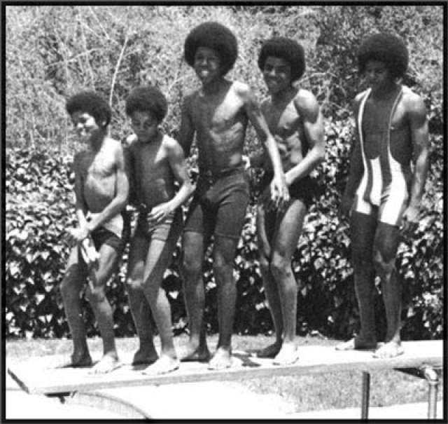 Майкл Джексон. Уже практически не помнит о том, что свою карьеру король поп-музыки начинал популярной в 60-е и 70-е годы группы Jackson 5. Она состояла, как нетрудно догадаться, из мальчиков с фамилией Джексон.
