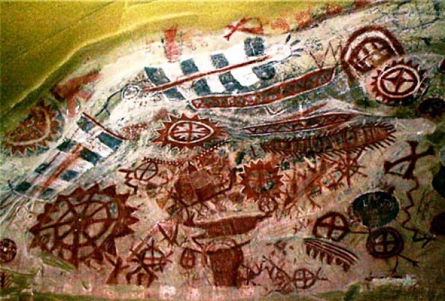 Существует множество древних наскальных изображений то ли символов Солнца, то ли каких-то предметов, напоминающих НЛО.
