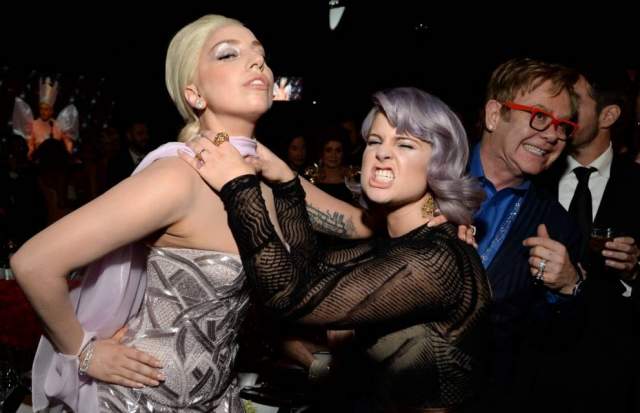 Келли Осборн, Леди Гага и Элтон Джон на вечеринке после церемонии “Оскар”.