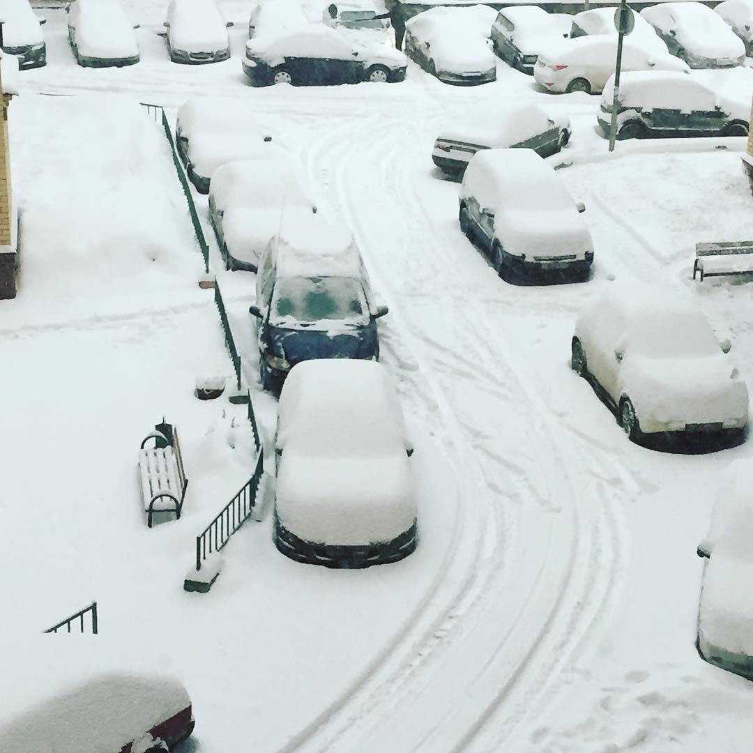 Что делают сильные снегопады. Сильный снегопад в Москве. Парковка в снегу. Сильный снег парковка.
